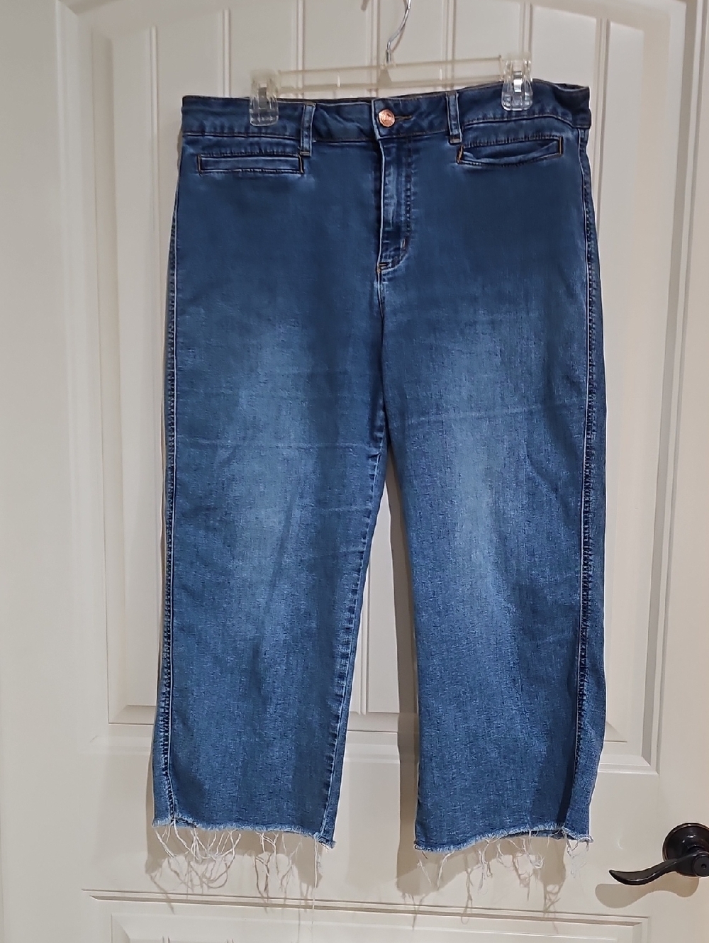 Frayed Hem Cropped Jeans in Blue